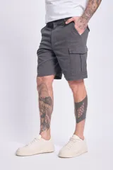 Bermuda cargo gris con bolsillos laterales y corte recto.