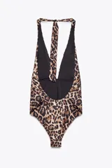 Bañador enterizo con estampado de leopardo, copas extraíbles, cuello halter con lazada y escote pico pronunciado.
