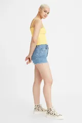 Short de jean celeste con tiro alto, calce relajado y terminación desflecada.