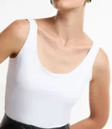 Musculosa blanca de poliamida con escote en U y breteles anchos.