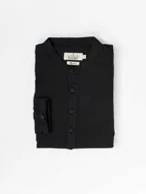 Camisa negra de manga larga confeccionada en bambula de algodón, con cuello mao y cierre frontal con botones.