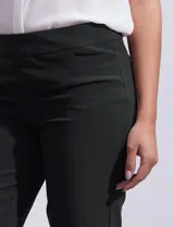 Pantalón blanco de gabardina elastizada, marca Zac & Rachel, con bolsillos delanteros y traseros.