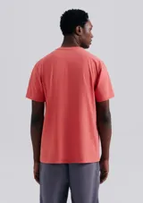 Camiseta marrón de corte recto y mangas cortas.