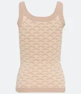 Musculosa de punto color beige con estampado geométrico, escote en V y breteles anchos.