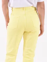 Pantalón de jean amarillo, de corte recto y tiro alto.