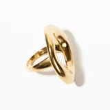 Anillo dorado con forma ovalada y hueca.