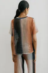 Remera de red blanca de manga corta y cuello redondo.