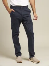 Pantalón cargo azul marino de corte clásico, con bolsillos laterales y traseros. Confeccionado en algodón y spandex.