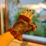 Mitones marrones de cuero con borde de lana marrón.