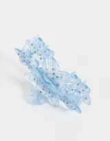 Broche para el pelo acrílico con forma de tres flores blancas con apliques de strass.