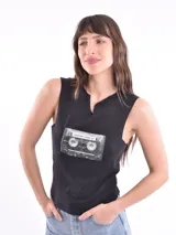 Musculosa negra con cuello en V y estampado de un casete.