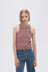 Musculosa de tejido de punto calado color rosa.