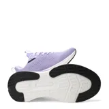 Championes Umbro modelo Vega, color violeta claro con detalles en negro y blanco. Presentan un diseño de malla transpirable, cordones a tono y el logo de Umbro en negro en el lateral. La suela es blanca con detalles en violeta y base negra.