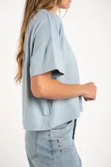 Remera gris jaspeado de corte oversize y mangas cortas.