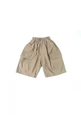 Bermuda marrón con cintura elástica y bolsillos cargo.