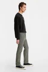 Pantalón de pana color gris, corte slim fit, tiro medio.