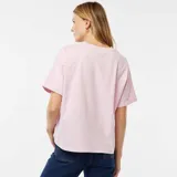 Camiseta rosa de manga corta con cuello redondo y estampado de Mickey Mouse y Goofy con la frase "Take to the fields".