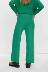 Pantalón verde de punto acanalado, corte recto y tiro alto.