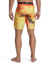 Short deportivo Under Armour con estampado abstracto en tonos naranja, amarillo y negro. Cintura elástica con logo Curry.
