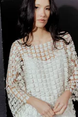 Blusa con diseño de mini flores, mangas 3/4 y cuello cuadrado.