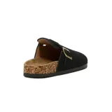 Zueco casual negro con suela baja de goma y hebilla dorada ajustable.