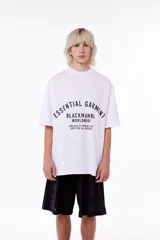 Remerón blanco de algodón premium con cuello redondo y estampa essential garment a tono en serigrafía.