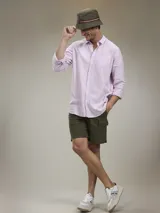 Camisa verde militar de manga larga, confeccionada en mezcla de lino y algodón. Tiene cuello clásico, cierre con botones y un bolsillo en el pecho.