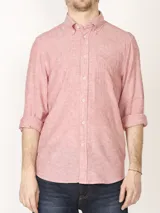 Camisa azul marino de lino y algodón, con cuello abotonado, manga larga con puños enrollados, bolsillo de parche en el pecho y cierre frontal con botones.