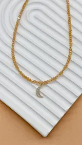 Gargantilla de cristalitos facetados color amarillo con dije de punto de luz blanco.