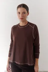 Remera marrón de viscosa, poliéster y spandex, de corte amplio, cuello redondo y mangas largas.