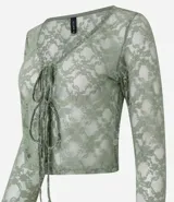 Blusa verde de encaje floral transparente, con escote en V y lazos delanteros.