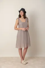 Vestido italiano de seda color gris topo, con breteles finos anudados en los hombros y corte suelto.
