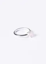 Anillo de plata 925 con piedra de cuarzo rosa en forma de corazón.