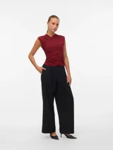 Top corto sin mangas color vino tinto (Syrah) con escote cruzado en V y frunces drapeados en el torso.