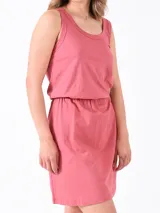 Vestido corto rosado con corte a la cintura con elástico y cuello redondo.