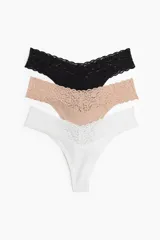 Pack de tres colaless de algodón con cintura de encaje: una negra, una color piel y una blanca.