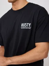 Remera celeste de algodón con estampado del logo de la marca Rusty en el frente y la espalda.