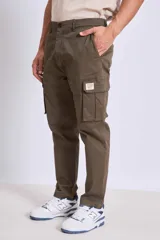 Pantalón cargo color beige, de corte recto, con bolsillos laterales con fuelle y cierre de solapa.
