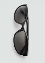 Lentes de sol negros con montura ovalada de policarbonato reciclado y cristales grises.