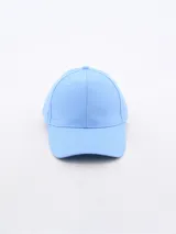 Gorra de béisbol celeste con visera curva y correa ajustable en la parte trasera.