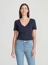 Remera gris de corte clásico, con cuello en V y mangas cortas.