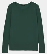 Suéter de punto color verde, con cuello barco, mangas largas y textura acanalada.