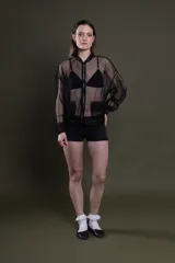 Bomber negra de tul transparente con cierre frontal y bolsillos con solapa.