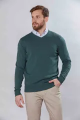 Buzo liso de hilo liviano con cuello en V y logo bordado en el pecho, confeccionado en 100% algodón.