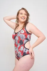 Malla entera roja con estampado de flores blancas y grises, con breteles negros y espalda acordonada.