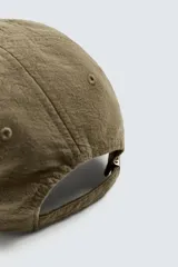 Gorra azul marino de algodón con visera y ajuste trasero.