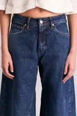 Pantalón de jean azul de tiro alto y corte wide leg.