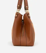 Bolso grande tipo tote confeccionado en PU color marrón, con correa de hombro y bolsillo frontal con cierre.