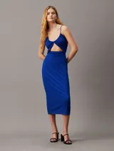 Vestido midi ajustado en color azul con diseño de lazo y detalles metálicos en la espalda, confeccionado en tejido reciclado.