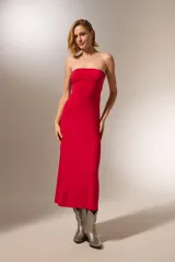 Vestido midi rojo sin mangas, strapless y ajustado al cuerpo.